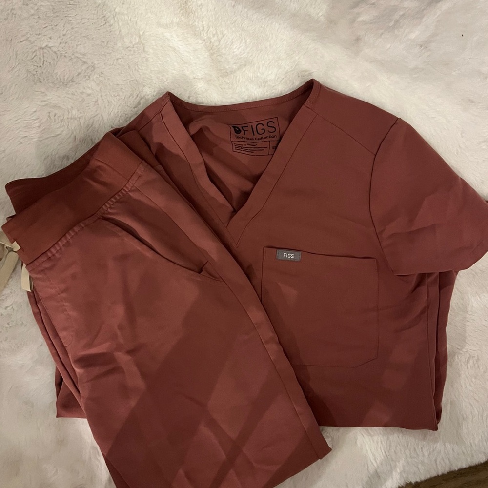 Figs scrubs set top and ZAMORA Jogger Scrub Petit Pants in mauve